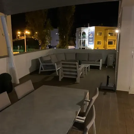 Luxe Nieuw Gebouwd Appartement, Groot Terras, Authentiek Alvor! Apartment