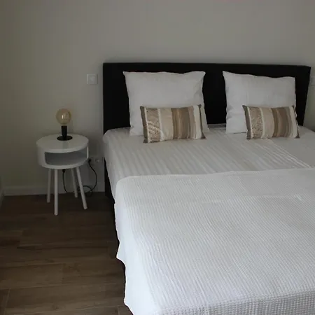 Luxe Nieuw Gebouwd Appartement, Groot Terras, Authentiek Alvor!