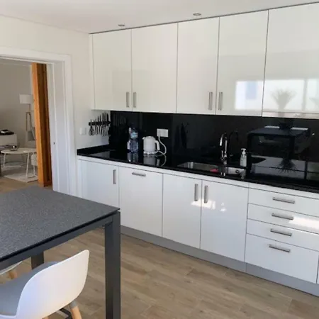 Luxe Nieuw Gebouwd Appartement, Groot Terras, Authentiek Alvor! Apartment