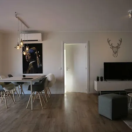 Luxe Nieuw Gebouwd Appartement, Groot Terras, Authentiek Alvor! * Alvor
