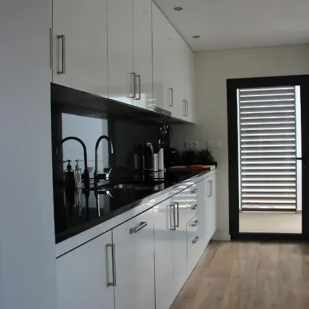 Luxe Nieuw Gebouwd Appartement, Groot Terras, Authentiek Alvor! Alvor