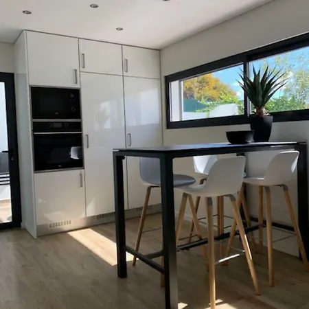Luxe Nieuw Gebouwd Appartement, Groot Terras, Authentiek Alvor!